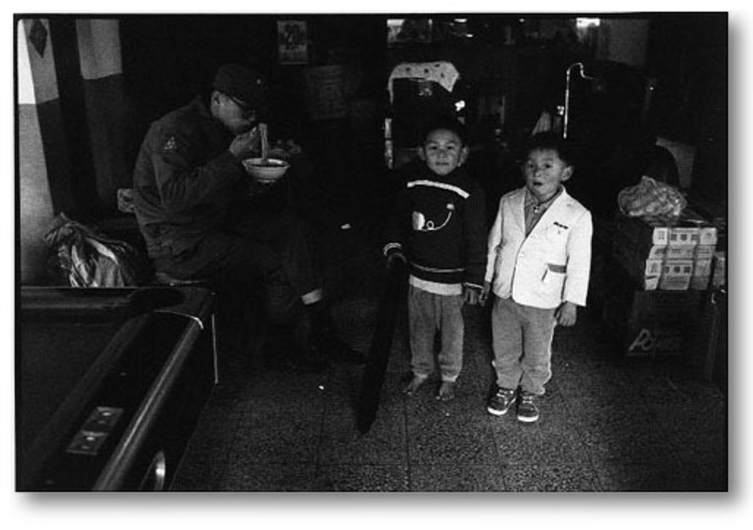 在小店吃泡麵的士兵，古崗，1989