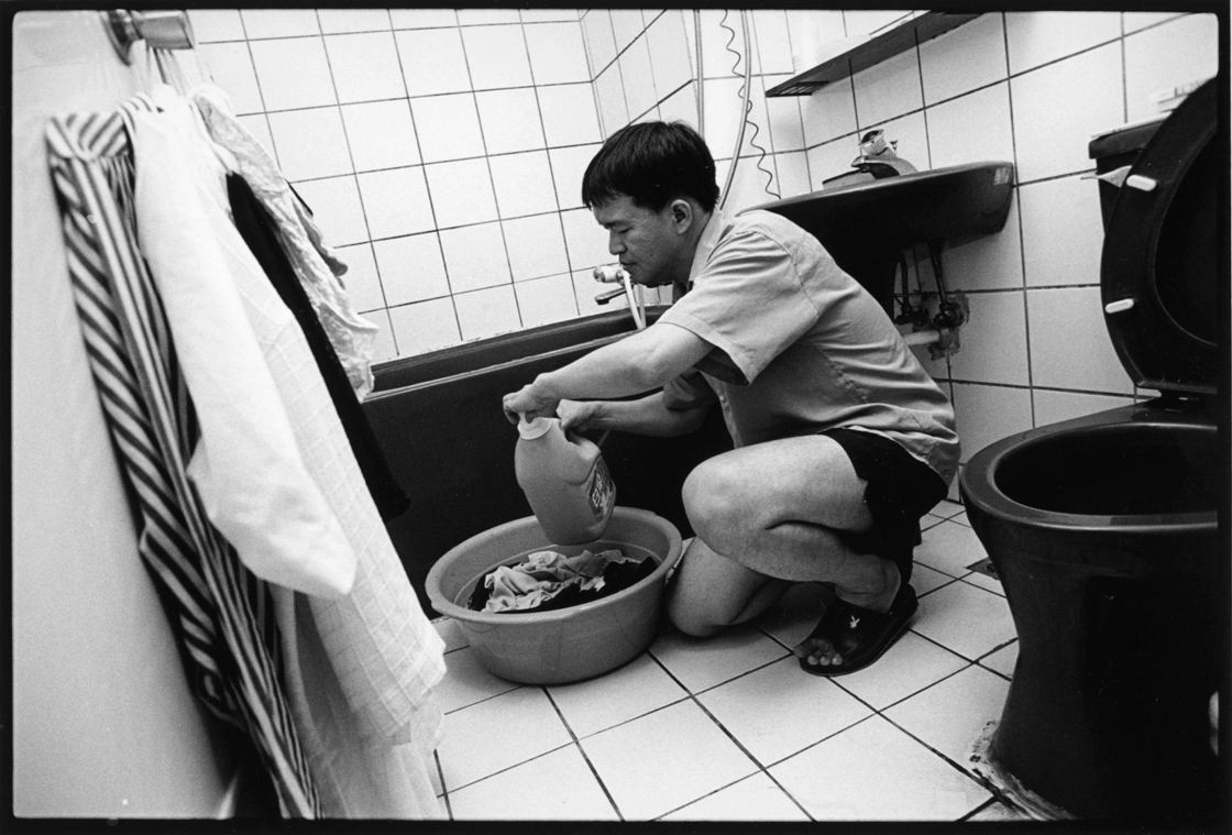 身兼數職的湯尼陳，回到家後還要自己洗衣服、做家事。