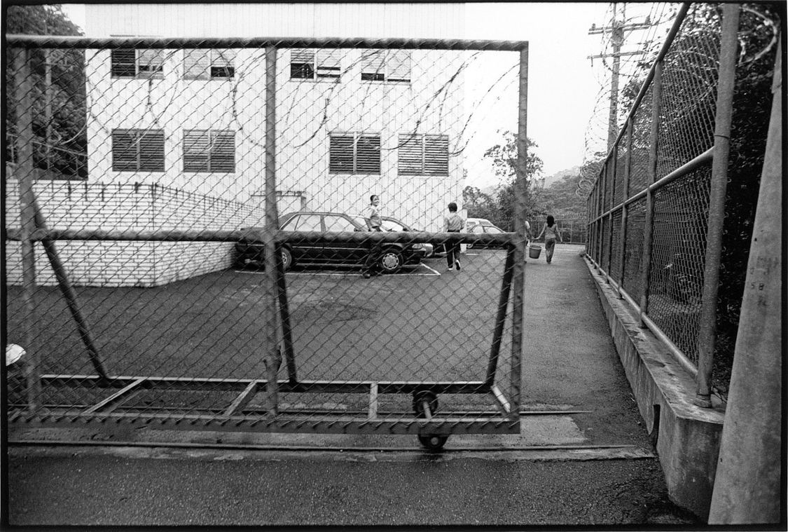 簡單的鐵欄門，這裡不是監獄。