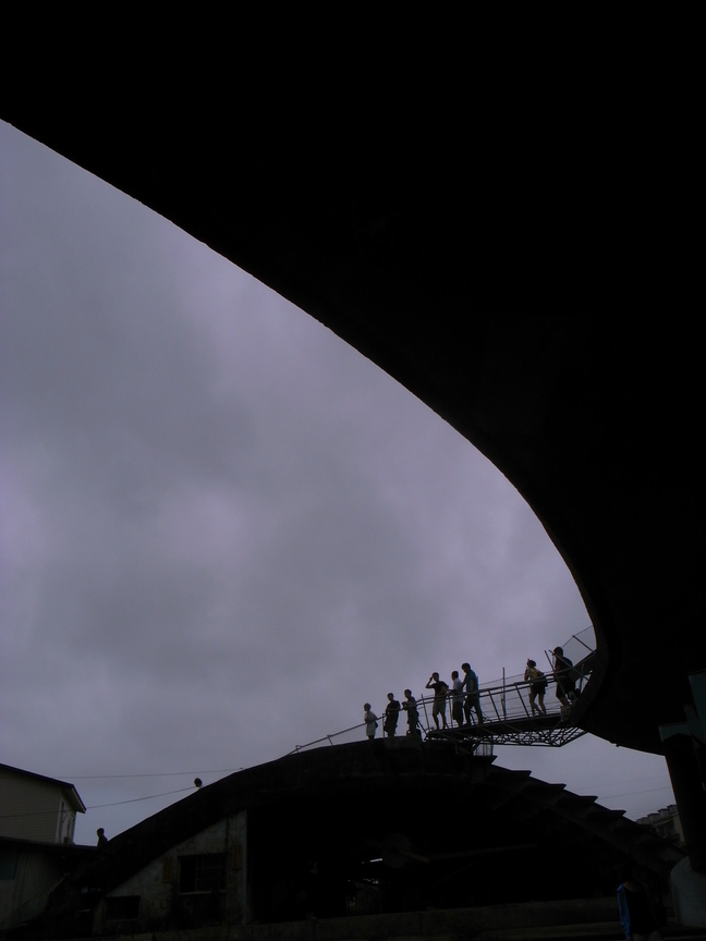 在半圓形的屋頂上跨著的橋 吳宜晏