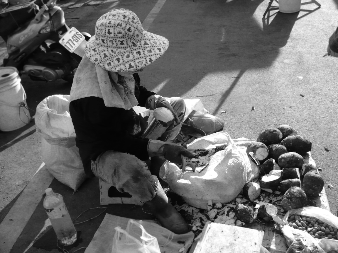黃昏市場的一角-芋頭婆婆