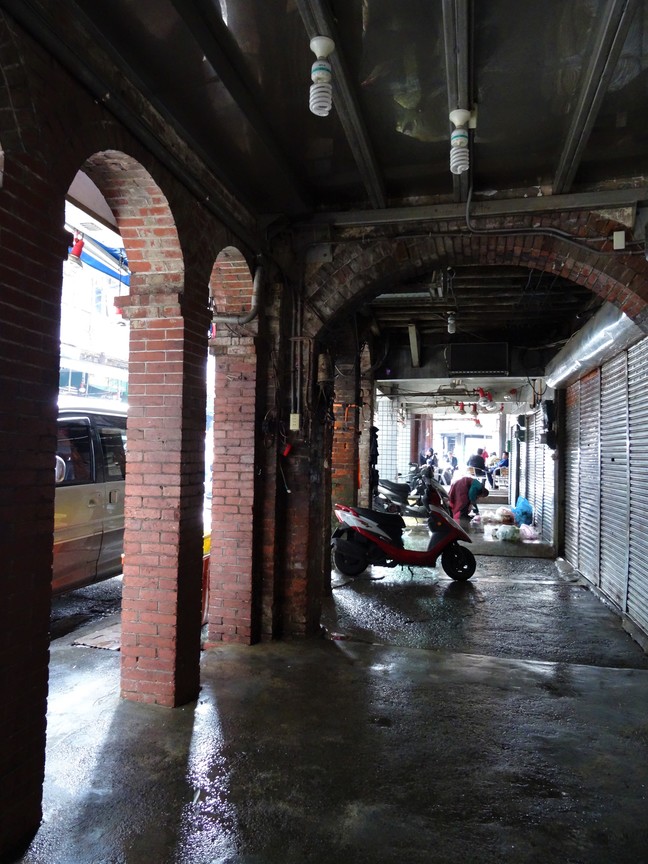 午后的崁仔頂魚市場