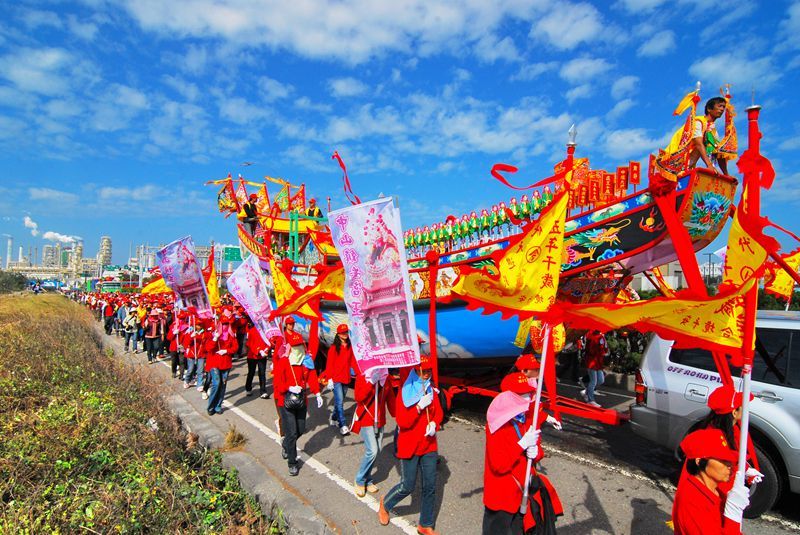 中山鎮安宮王船行經六輕大門