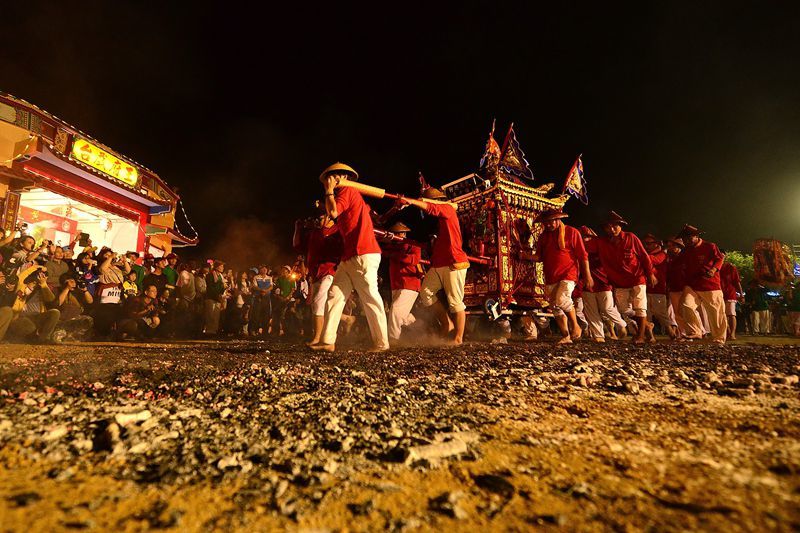 小琉球三隆宮神轎過火儀式