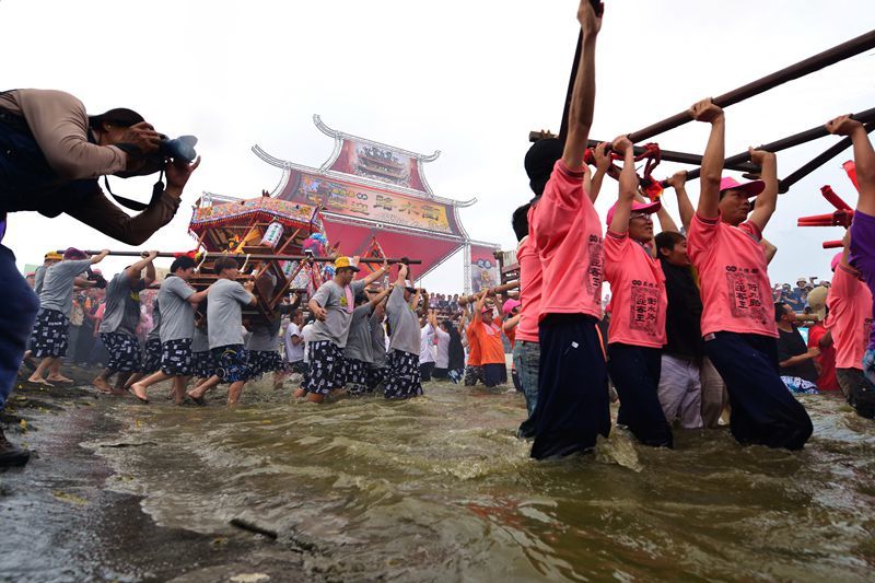 新塭嘉應廟衝水路迎客王