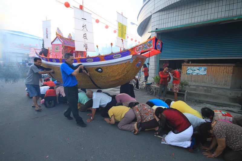 林邊佛山寺信眾鑽船底