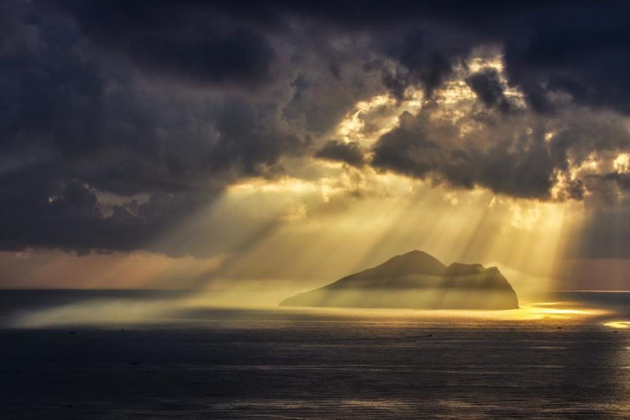 佳作─龜嶼騰朝日