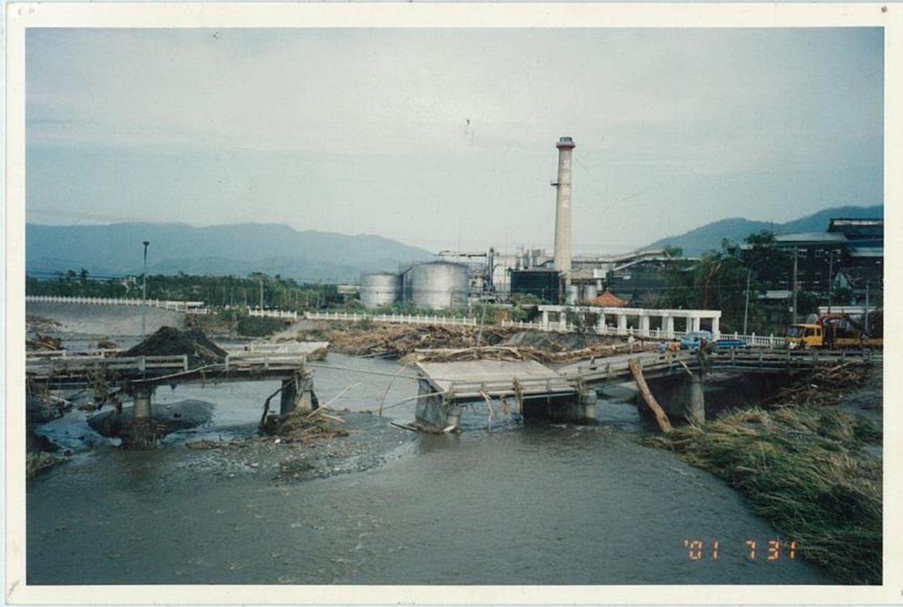 糖橋寸斷．花蓮縣光復鄉光復橋（2001）<BR> 瞻/攝