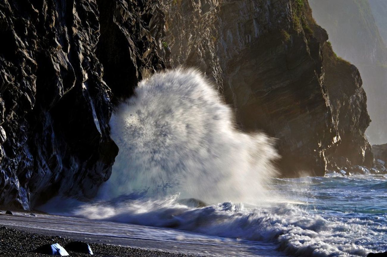 地景與生態組佳作─ 謝得湖  驚濤裂岸