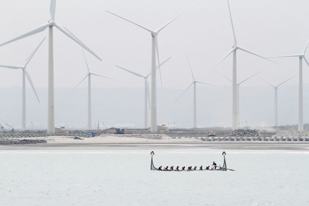 地景與生態組優選─ 施銘成  蘭嶼大船與白色風機帝國
