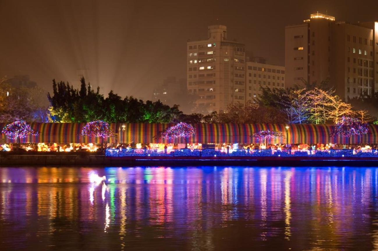 07_大樓下的七彩光影