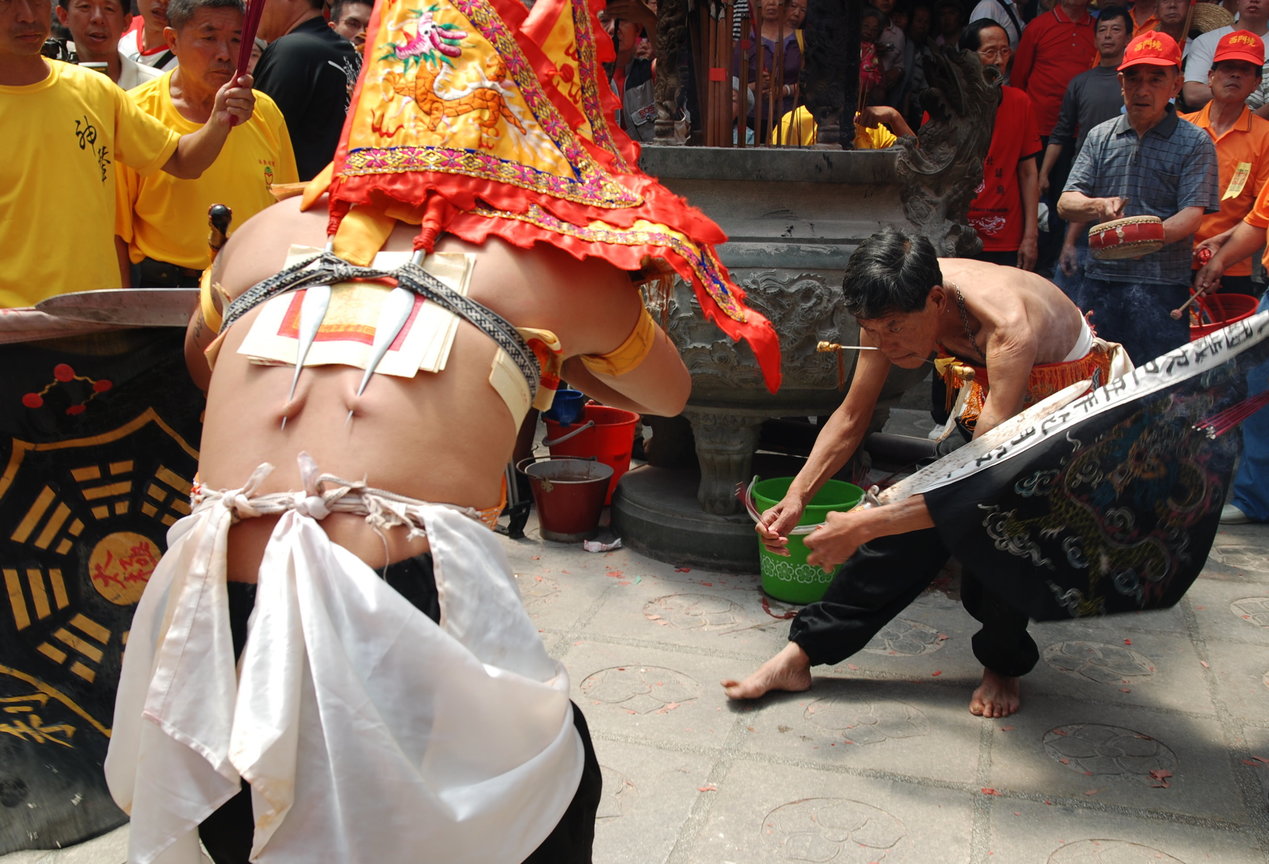 神乩會<BR>圖．文/陳旺展  