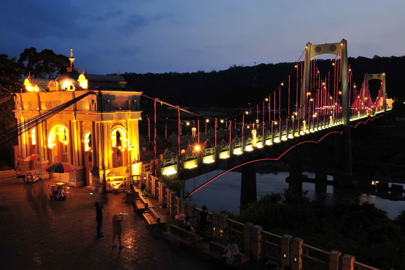 這十年中的攝影旅遊鏡頭 -大溪橋夜景<BR>圖．文/游輝任
