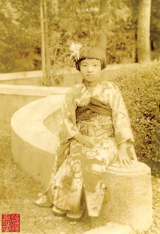 井村像旁和服女孩