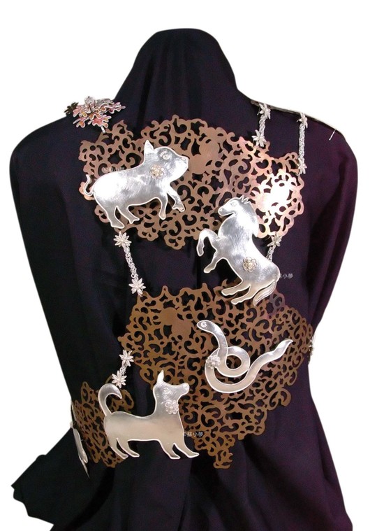 貼在身上的傳統(背面)