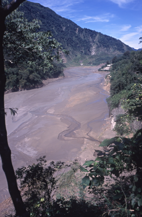 敏督利颱風之後，草嶺潭潰堤