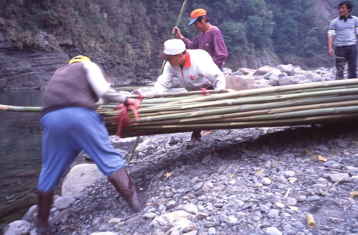 原住民利用河水運送竹子