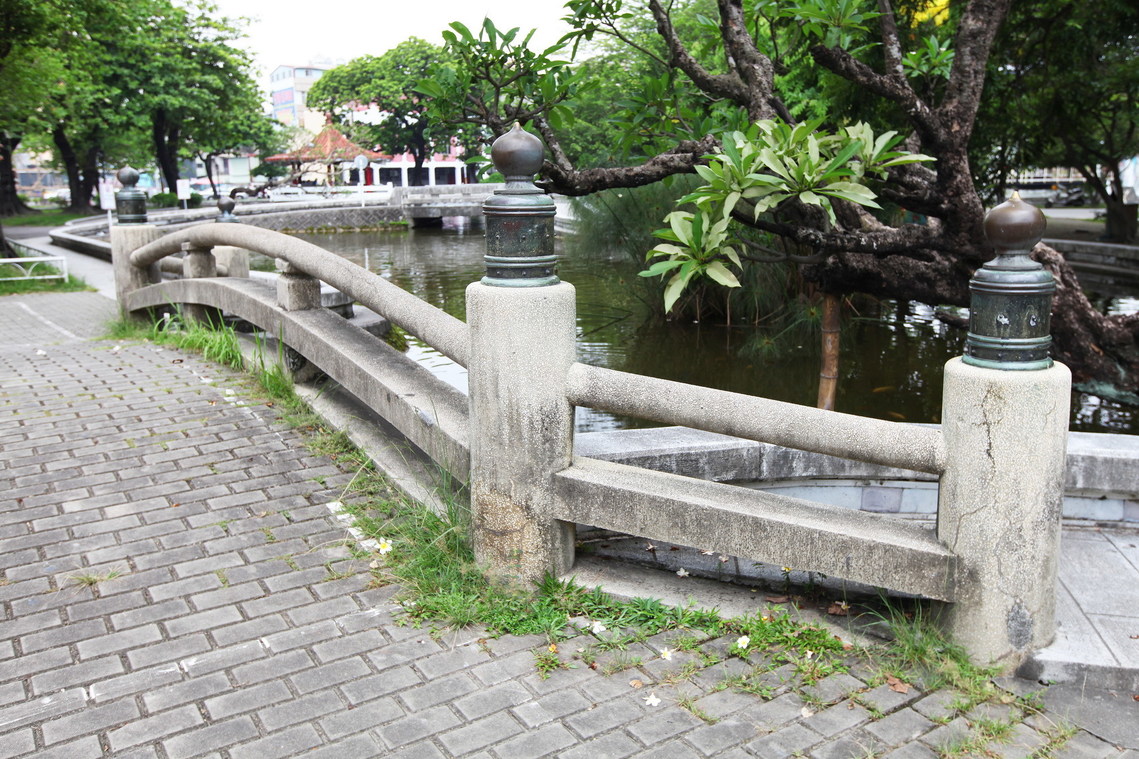 屏東縣 中山公園水池橋樑02