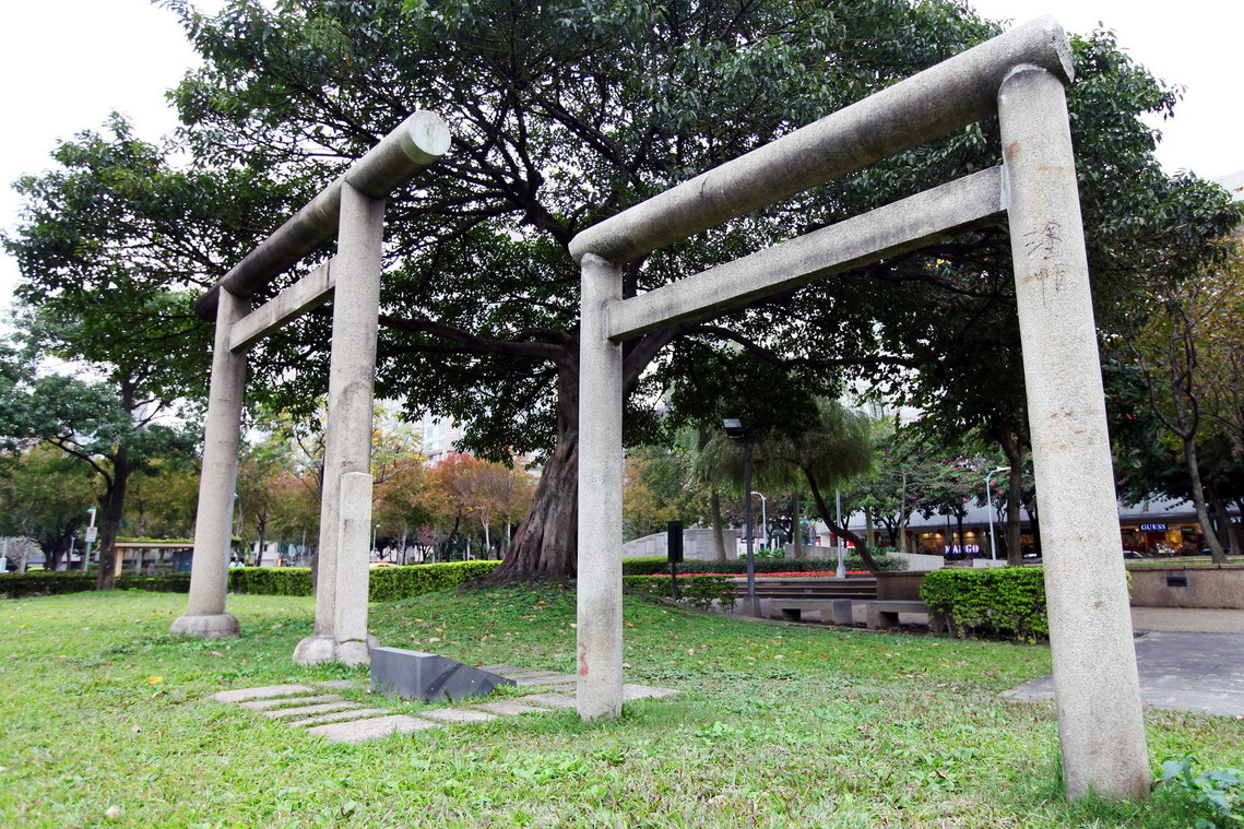 臺北市 明石元二郎鳥居及鎌田正威鳥居01