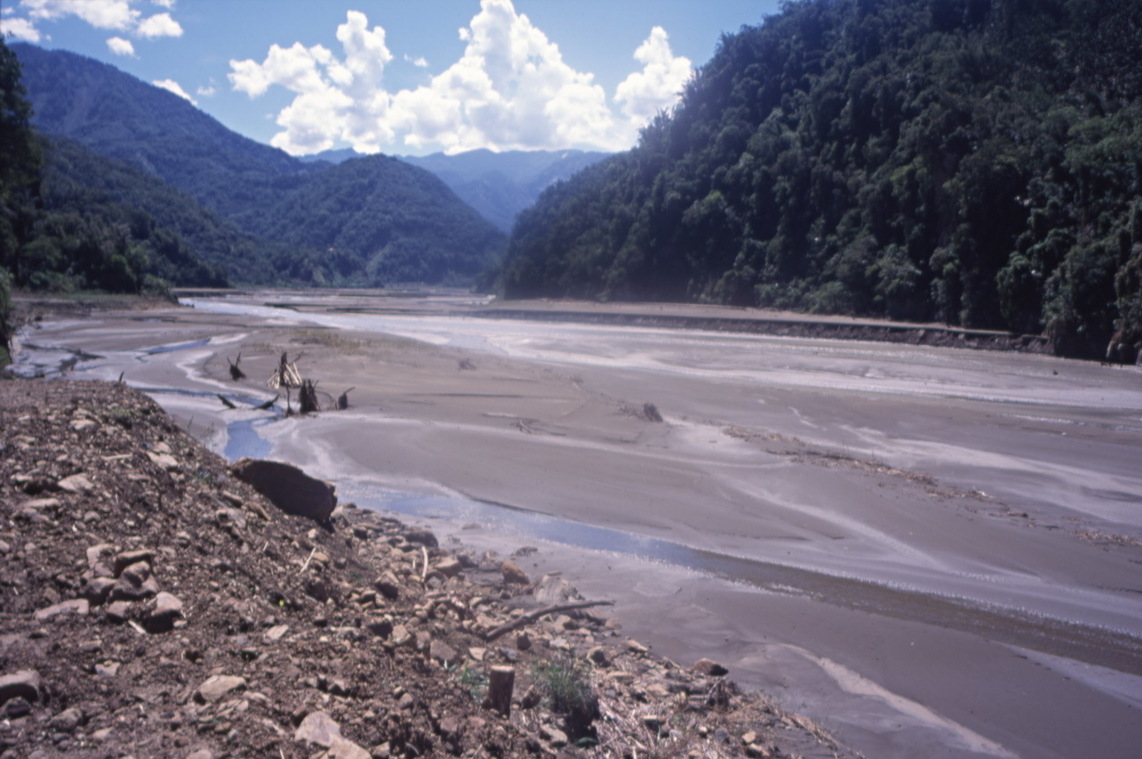 九二一地震後，乾涸的河道 柯金源