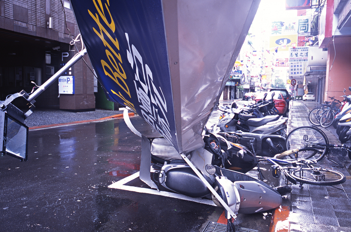 海棠颱風強風肆虐17級強風吹落巨大招牌 柯金源