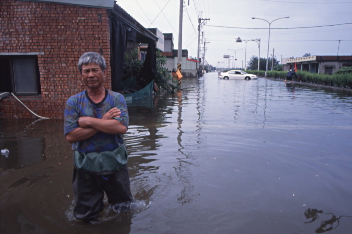2005年雲林縣臺西鄉溪頂村民，面對被大水淹沒的家園面露無奈 柯金源
