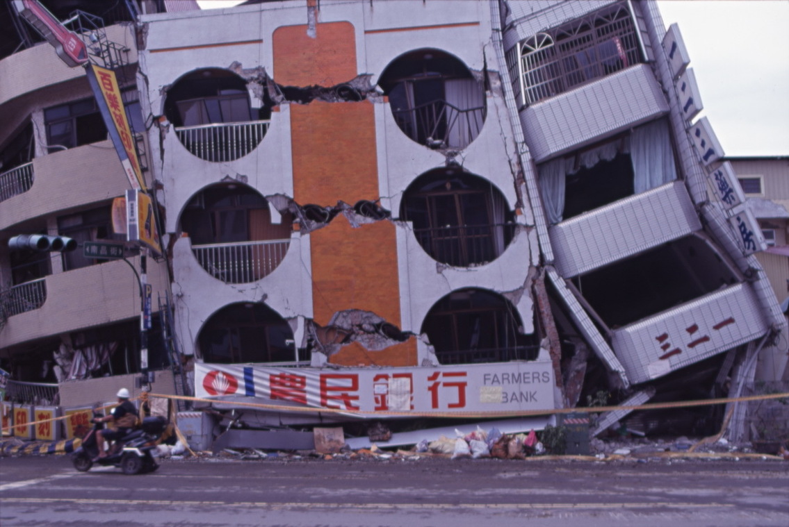 九二一大地震傾倒的農民銀行 柯金源