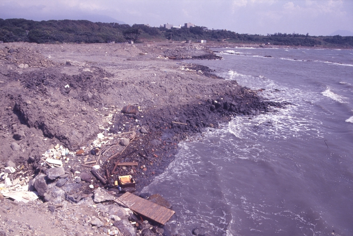 淡水石頭埔海岸廢土棄置