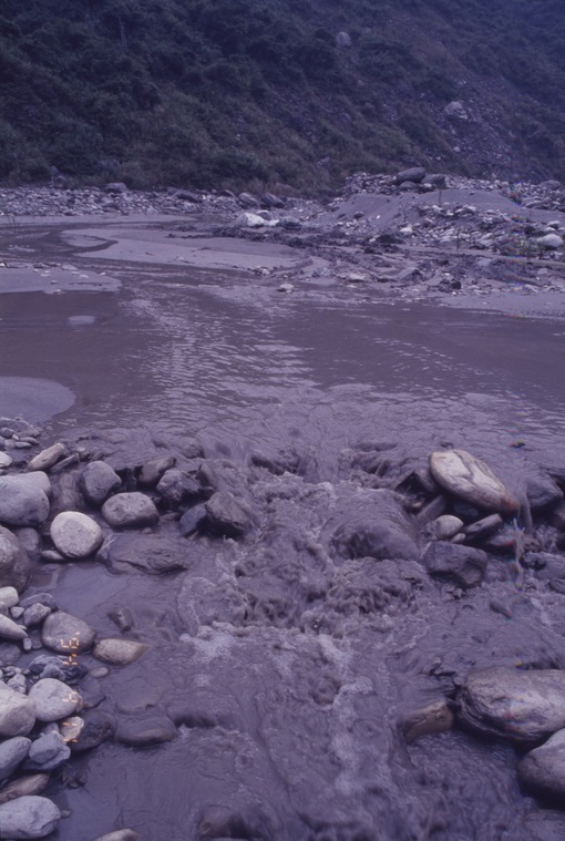 白雲石礦、河川汙染
