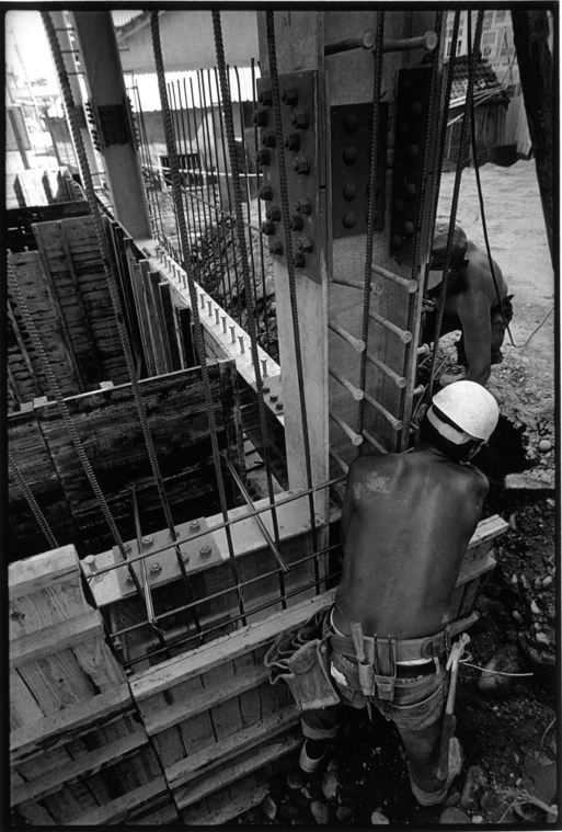 當地每天仍有不少里民前來臨時辦公室請求協助。