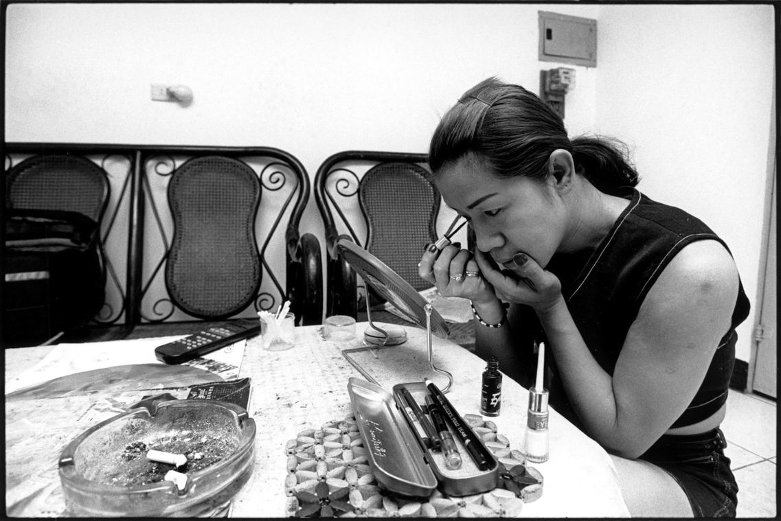 8.作秀的化妝自己來。