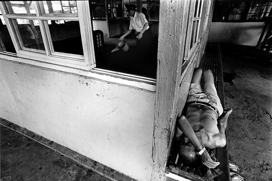 18 老北投車站內正在睡覺的流浪漢及在澆水『去熱』的站務員