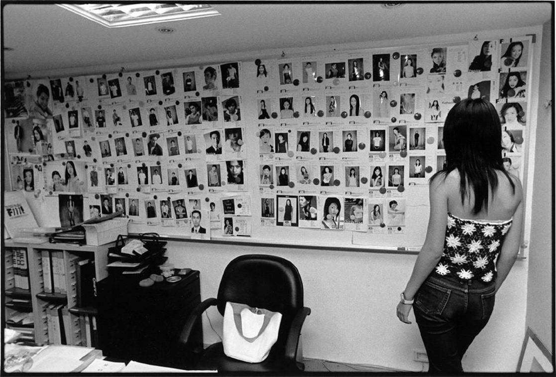 牆上貼滿模特兒的照片，怡芳心想何時才能一圓明星夢。