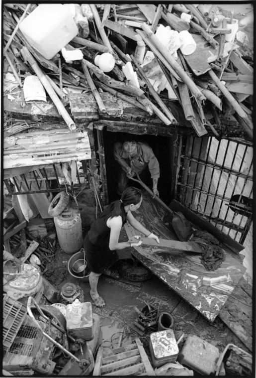 瑞芳基隆河堤防邊居民房屋被大水淹沒，隨之而來垃圾堆滿房子四周
