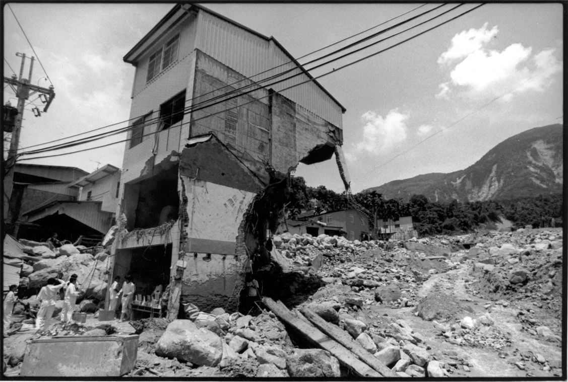 上安村的饒姓一家六口被土石流沖走，房子被土石流沖出一個大窟窿