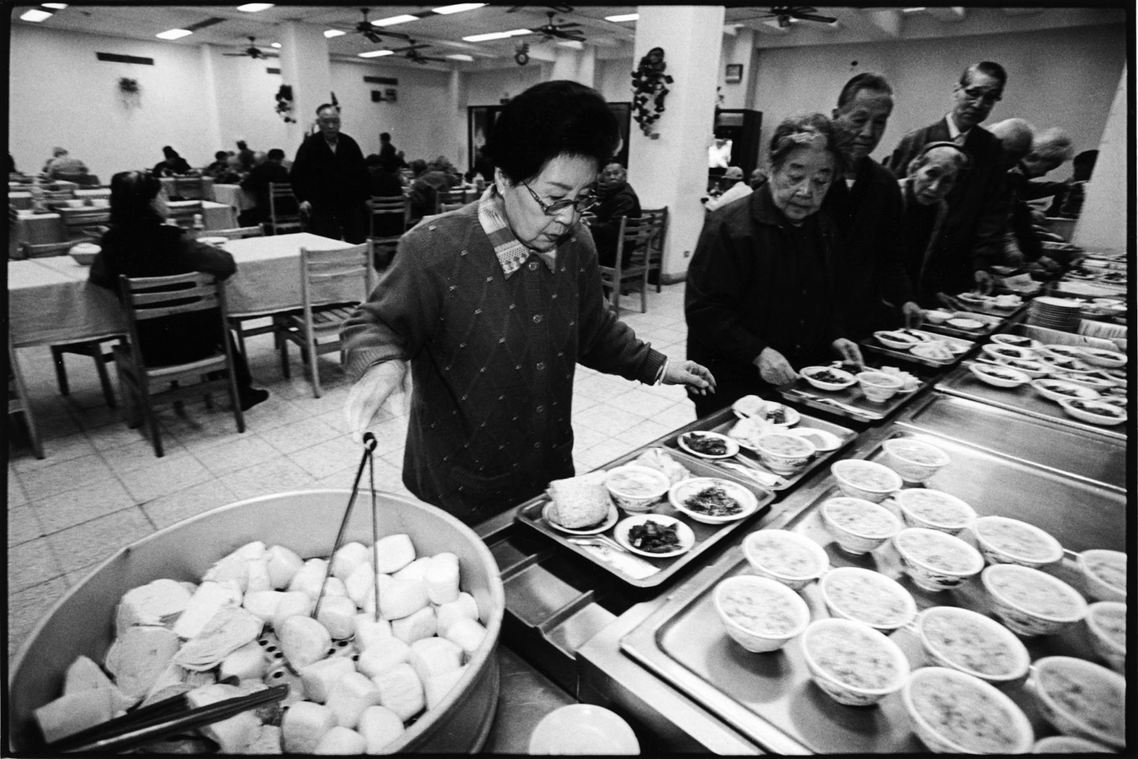 魏甦（已去世，右）、關毅（中）、錢璐在「半百頑童聯誼會」合影