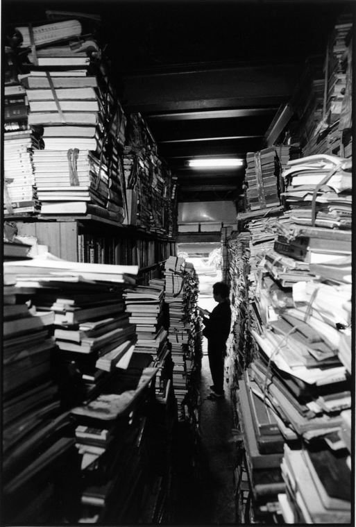 店裡舊書堆得只能側身走路。