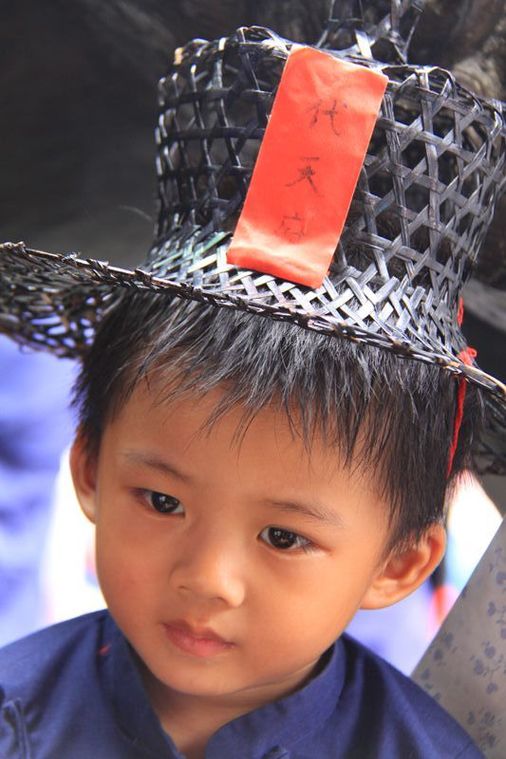 戴班頭竹帽的小朋友