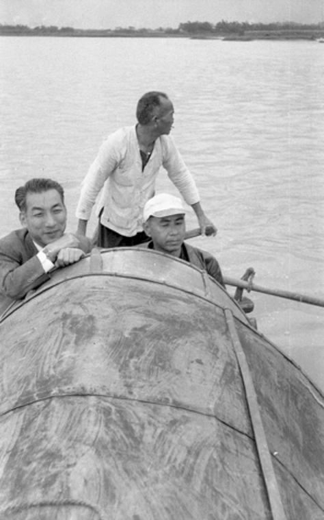 五Ｏ年代的鄧南光(攝於淡水河