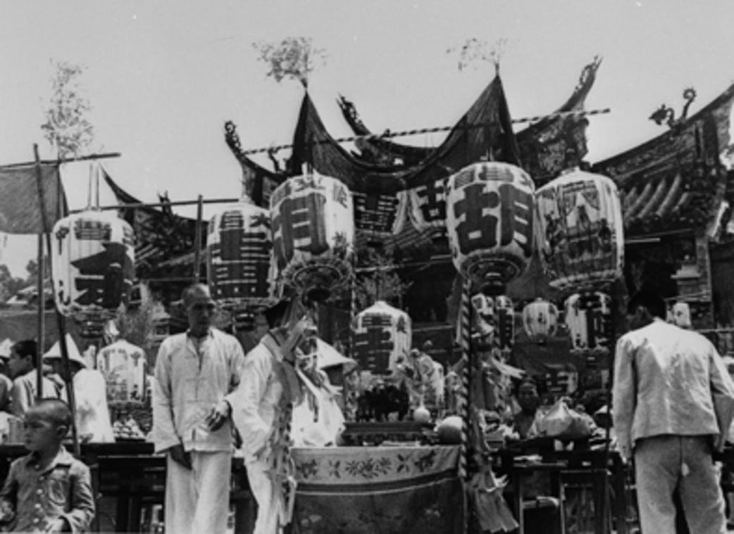 北埔慈天宮前中元祭供1935~37鄧南光