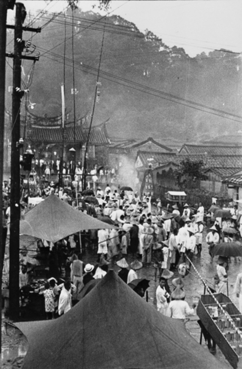 秀巒山下的慈天宮廣場1935~37鄧南光 中元節日,農曆七月十二起燈篙,十三放水