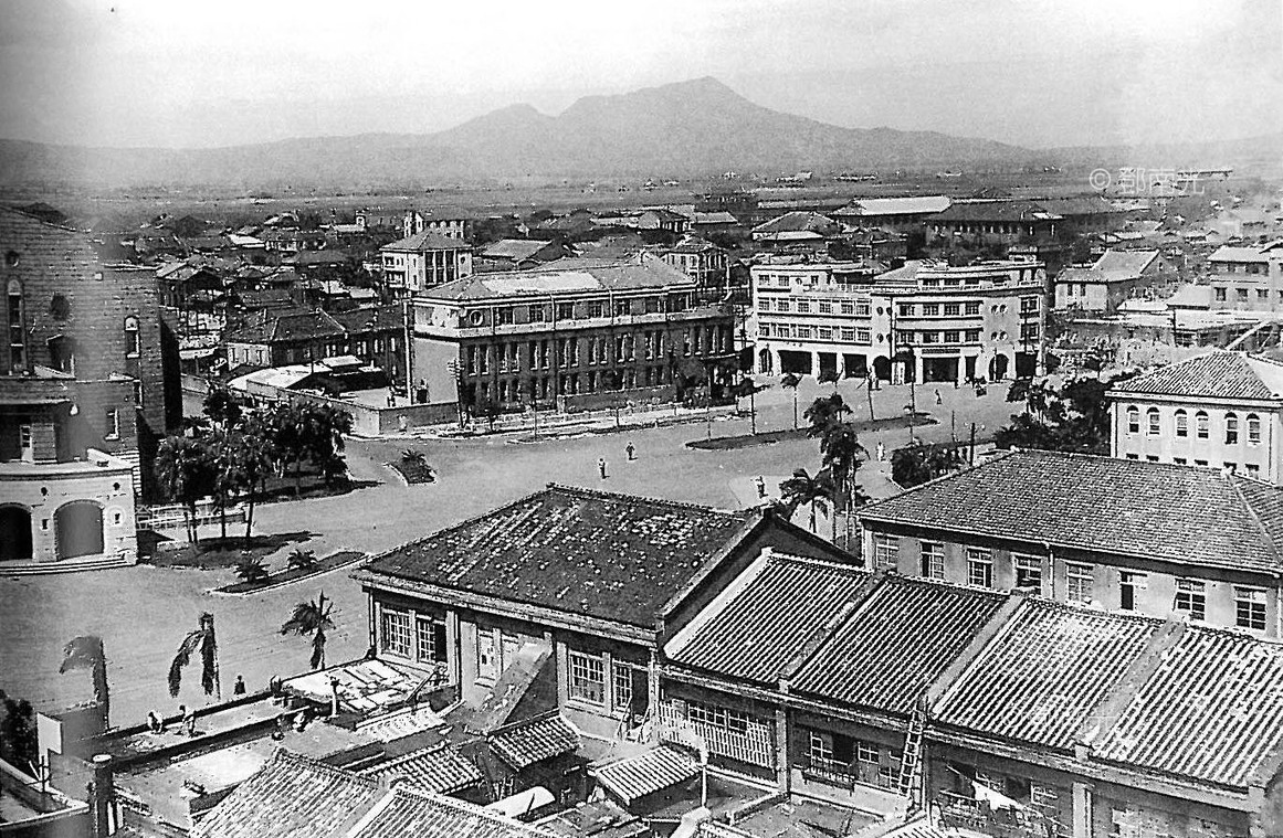 台北 空襲間的城中區鳥瞰 1945 鄧南光 左為中山堂,遠處為觀音山