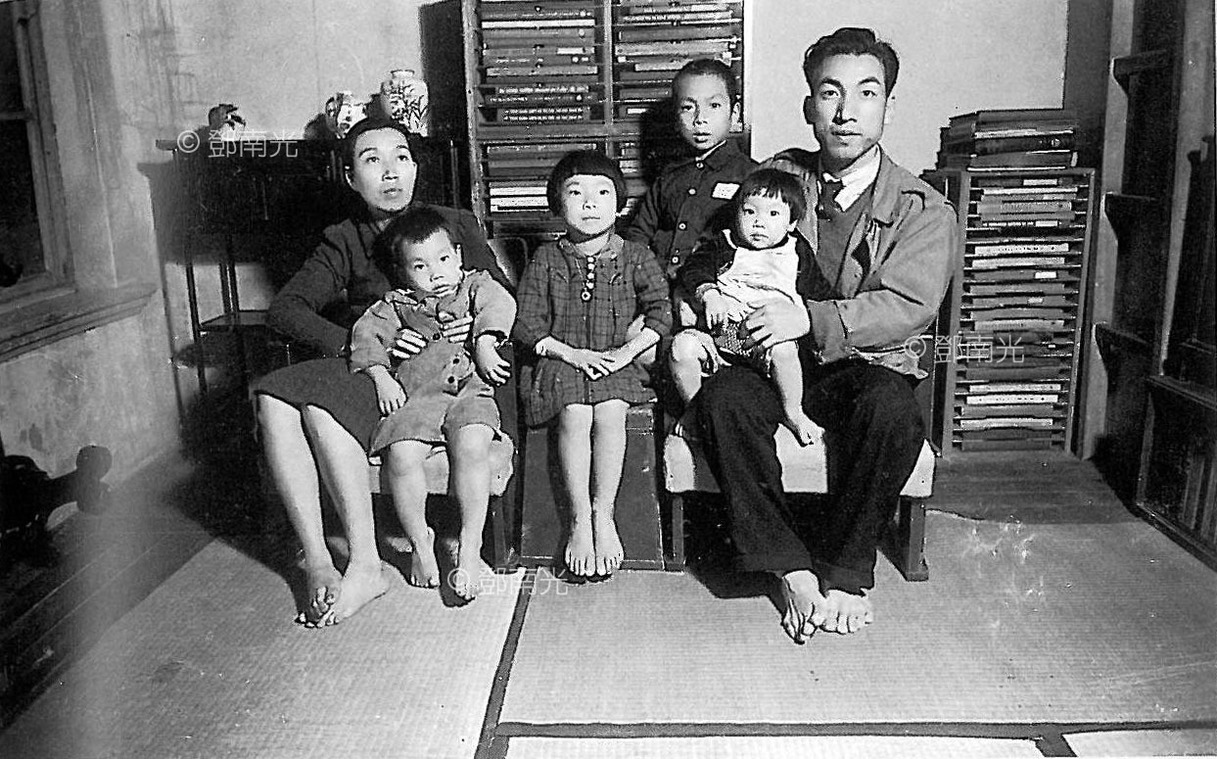 台北中山北路日式住宅鄧家合影 1943 背景木框裝滿鄧南光蒐集的古典唱片