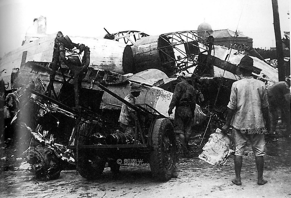台北 百姓搜尋墜機殘骸 1945 鄧南光