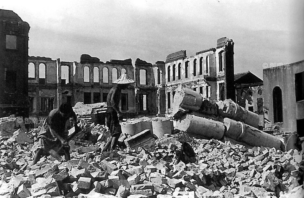 台北 城中區 百姓在廢墟中撿拾磚瓦 1945 鄧南光