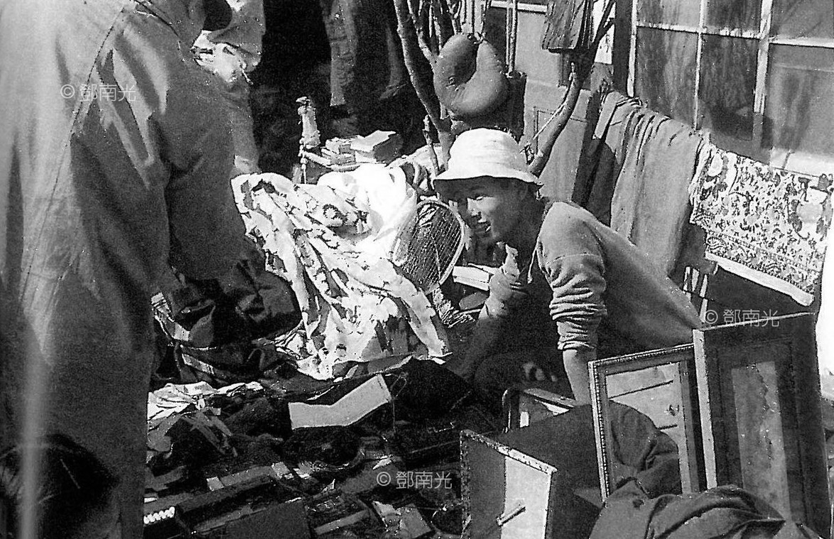 台北日軍戰敗後,日人在街頭販售家當 1945 鄧南光