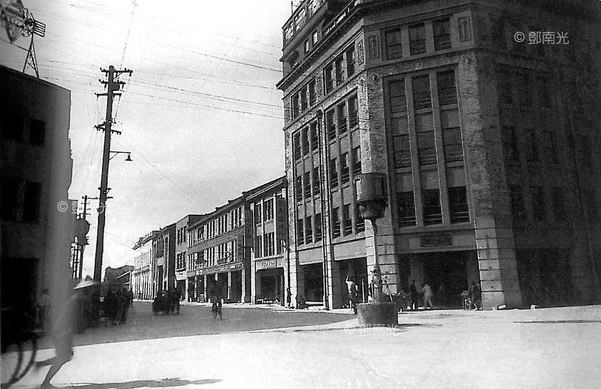 台北 戰時的榮町(衡陽路)與京町(博愛路)交口 1945 鄧南光