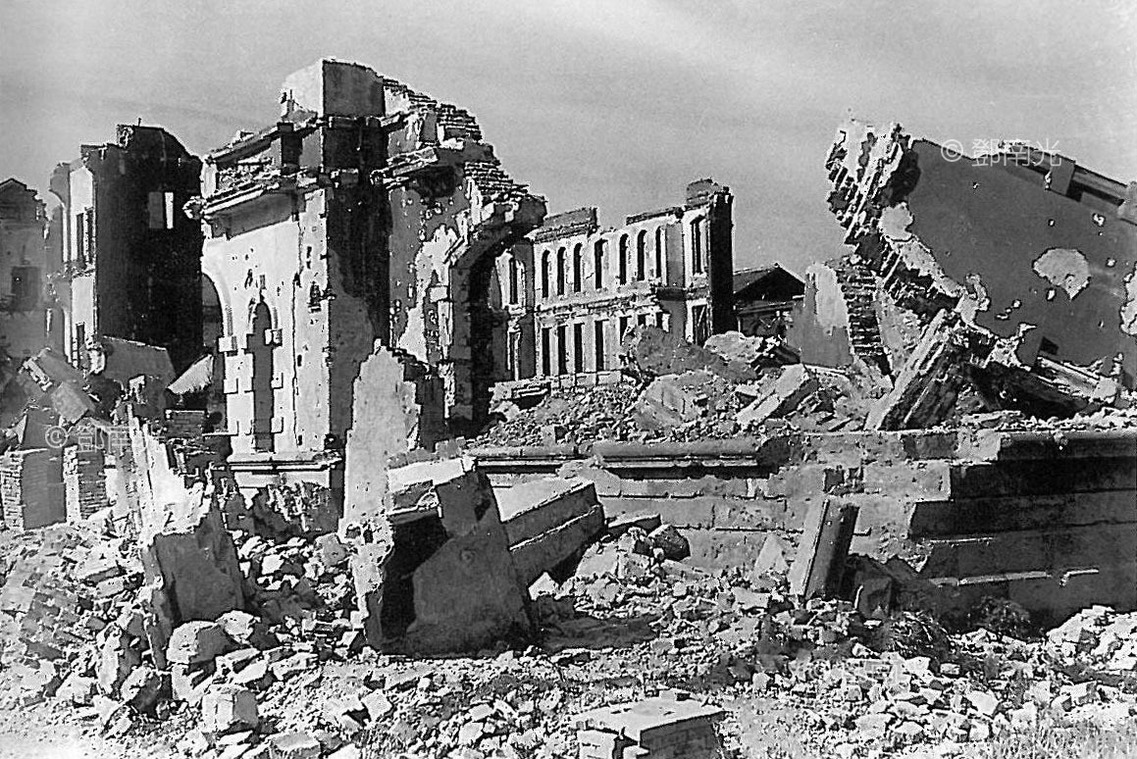台北 轟炸後的城中區廢墟 1945 鄧南光