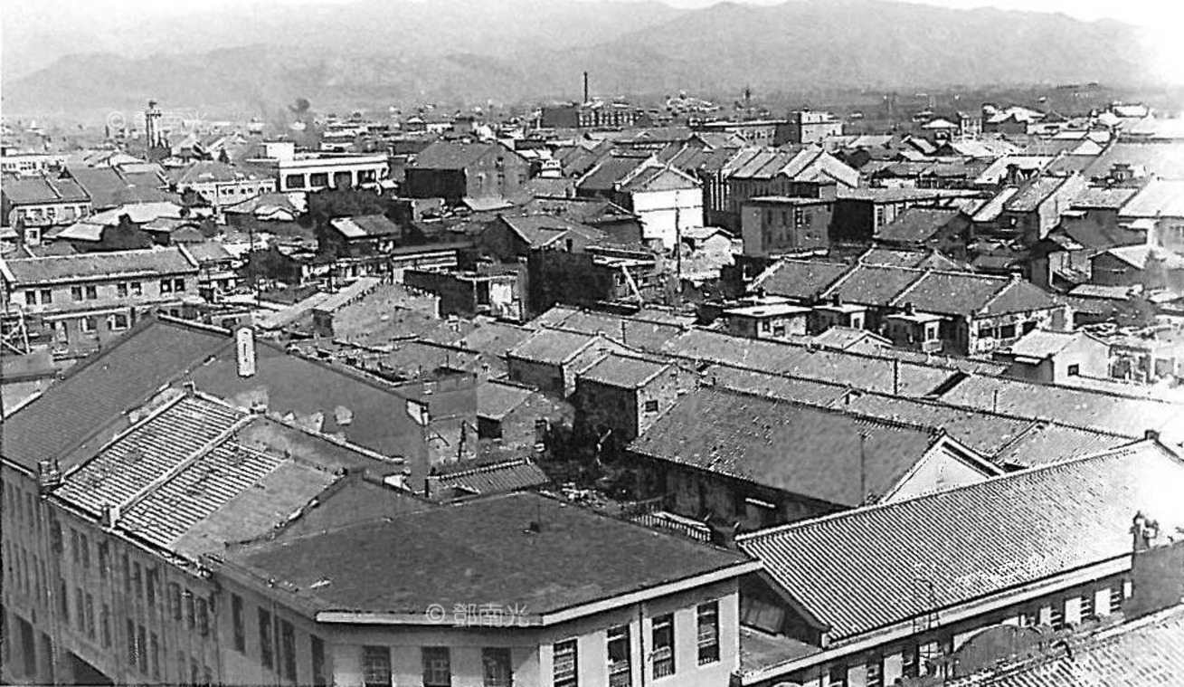 遭盟軍飛機轟炸後的台北城中區 1945 鄧南光