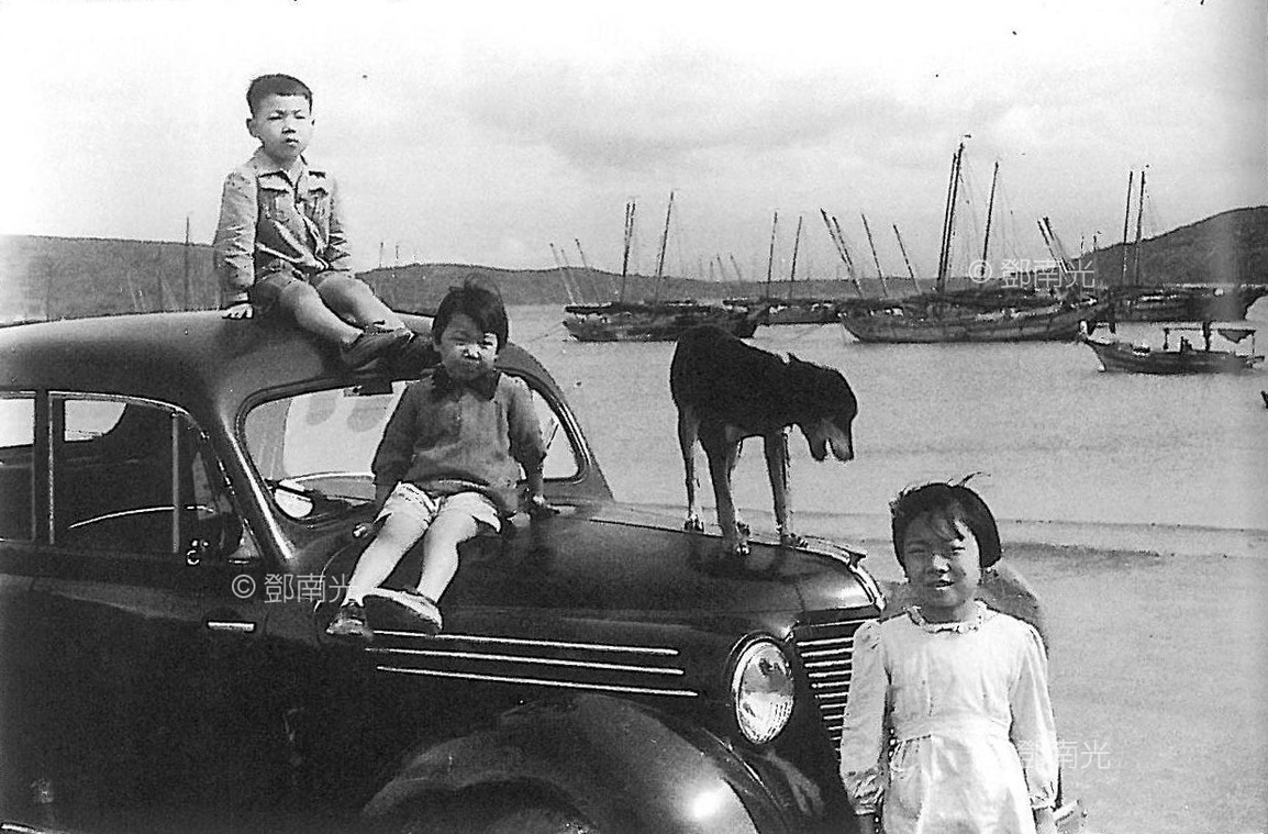 世正,貴美與美智 淡水河畔 1946鄧南光